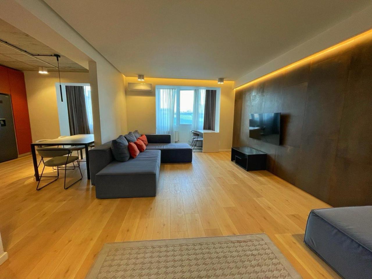 2 Mins From Center - Luxury In דירה צ'יסינאו