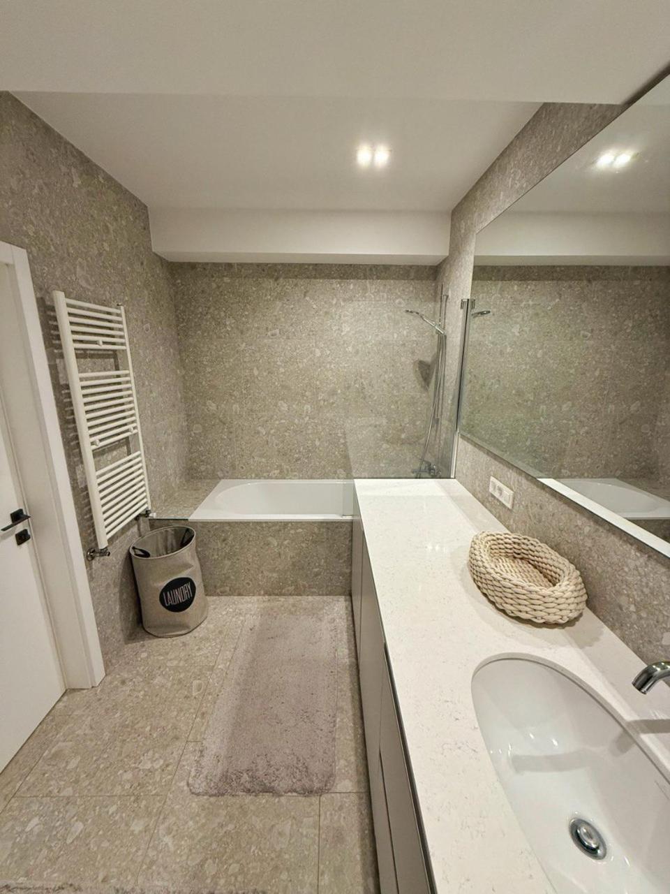 דירה 2 Mins From Center - Luxury In צ'יסינאו