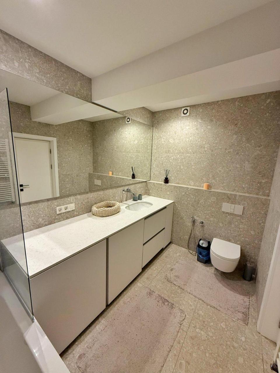 2 Mins From Center - Luxury In דירה צ'יסינאו